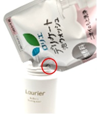 パックの注ぎ口の下のくぼみのマル部分を容器のふちにかけて傾け、ボトルにゆっくり液をそそいでいるイメージ写真。