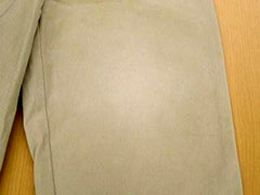 部分的に白っぽくなったベージュのズボンのイメージ写真