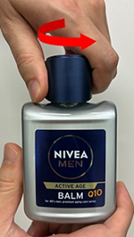 キャップを開けようとしているイメージ写真