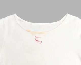 エリもとにファンデーションや口紅がついたTシャツのイメージ写真