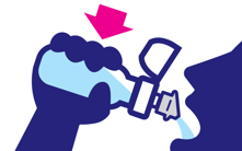 ノズルを口に近づけ、ボトルを傾け軽く約3秒間押し、舌の上に注いでいる画像