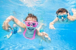 子供たちが水着で泳いでいる写真