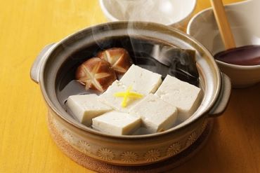 湯豆腐の入った土鍋の写真