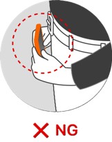 NGの例としてスマートフォンと、からだのあいだに指を入れている画像